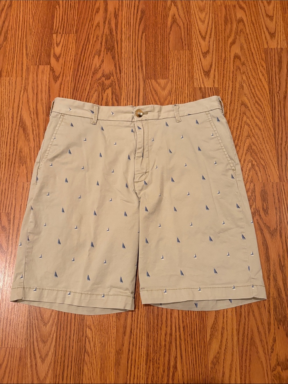 Izod Beige Flat-Front Shorts with Blue Sailboat Motif